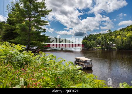 Wakefield, Québec, Canada - le 30 août 2021 : Pont couvert de Wakefield traversant la rivière Gatineau. Pont en bois dans le paysage rural du Québec. Le ri Banque D'Images