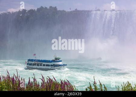 Niagara Falls, Canada - le 27 août 2021 : le Maid of Mist du côté ontarien des chutes Niagara. Une des attractions touristiques à l'immense eau f Banque D'Images