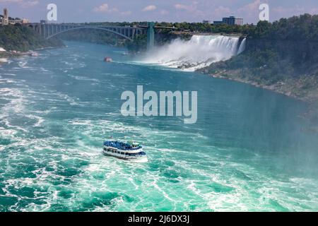 Niagara Falls, Canada - le 27 août 2021 : le Maid of Mist du côté ontarien des chutes Niagara. Une des attractions touristiques à l'immense eau f Banque D'Images