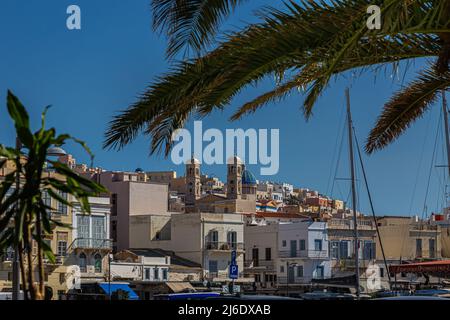 Syros, Grèce - 1 juillet 2021 : le village d'Ermoupoli à l'île de Syros, la capitale de l'archipel des cyclades. Situé dans la mer Égée. Par Banque D'Images