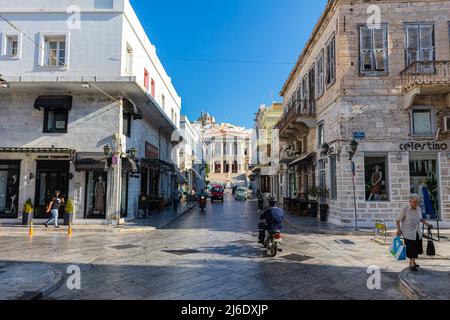 Syros, Grèce - Juli 1, 2021: Vue sur l'allée étroite près de l'hôtel de ville et de la place Miaouli sur l'île de Syros. Situé dans la mer Égée dans le TH Banque D'Images