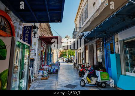 Ermoupoli, Grèce - 6 juillet 2021 : ruelle méditerranéenne typique sur l'île grecque de Syros. Situé dans la mer Égée, dans les Cyclades Banque D'Images