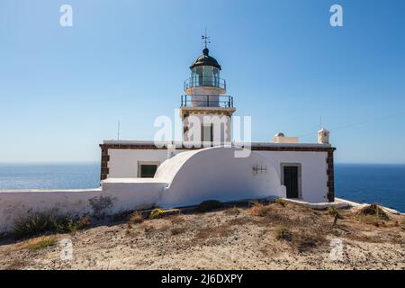 Le Phare des cyclades île de Santorin. Le phare d'Akrotiri est loin des sites touristiques. Le phare est célèbre pour son coucher de soleil Banque D'Images