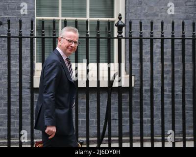 Londres, Royaume-Uni, 27th avril 2022. Le secrétaire d'État à la mise à niveau Michael Gove laisse le numéro 10 Downing Street pour le PMQ. Credit: Uwe Deffner / Alamy Live News. Banque D'Images