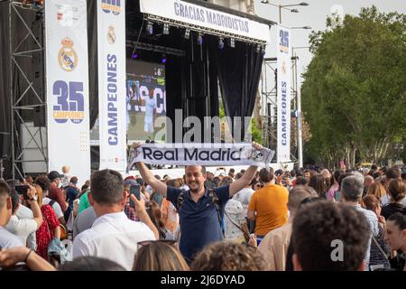 30 avril 2022 ; Madrid, Espagne : les fans du Real Madrid célèbrent leur titre de ligue nationale 35th (la Liga). Les fans se sont rassemblés sur la place Cibeles pour célébrer la victoire 2022 du titre de Liga. (Photo d'Alvaro Laguna / Pacific Press) Banque D'Images