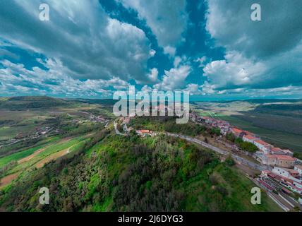 Grand panorama de drone aérien du magnifique village de Motovun en Istrie croate lors d'une journée ensoleillée avec de jolis nuages moelleux. Vue idyllique de l'est pittoresque Banque D'Images