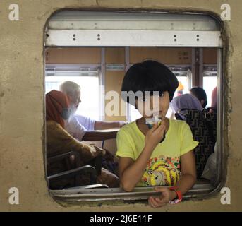 30 avril 2022, Dhaka, Dhaka, Bangladesh: Les gens se déplacent à l'intérieur de la gare de Kamalapur et de la gare de l'aéroport de Dhaka pour monter en train pour atteindre leurs destinations devant Eid-ul-Fitr. Environ 53 000 passagers quitteront Dhaka en train chaque jour avant Eid-ul-Fitr, selon le chemin de fer du Bangladesh. (Credit image: © Tahsin Ahmed/Pacific Press via ZUMA Press Wire) Banque D'Images