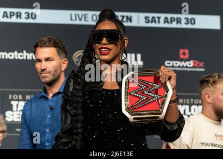 29 avril 2022, New York, New York, États-Unis: La catcheur de la WWE Bianca Belair assiste à Katie Taylor v Amanda Serrano titre léger incontesté - cérémonie de la pesée au Hulu Theatre à MSG. Ce sera le premier combat de boxe féminin à titre Madison Square Garden dans l'histoire. (Credit image: © Lev Radin/Pacific Press via ZUMA Press Wire) Banque D'Images