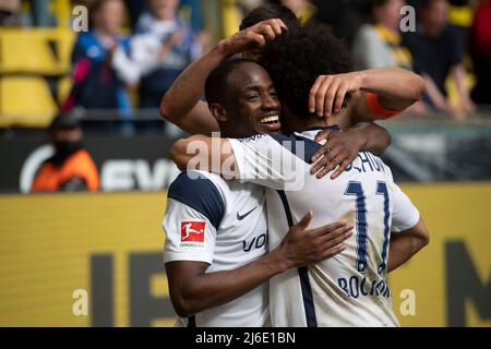 Joueurs de Bochum à la jubilation finale, jubilation, applaudissements, joie, cheers, De gauche à droite Christopher ANTWI-ADJEI (BO) et Herbert BOCKHORN (BO) football 1st Bundesliga, 32nd jour de match, Borussia Dortmund (DO) - VfL Bochum (BO) 3: 4 le 30th avril 2022 à Dortmund/ Allemagne. #La réglementation DFL interdit toute utilisation de photographies comme séquences d'images et/ou quasi-vidéo # Banque D'Images