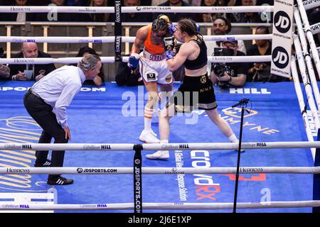 Katie Taylor d'Irlande dans les combats noirs Amanda Serrano de Purto Rico (vit à Brooklyn, NY en ce moment) en haut orange pour le championnat du monde léger incontesté à MSG à New York le 30 avril 2022. Katie Taylor a gagné par décision partagée par les juges. (Photo de Lev Radin/Sipa USA) Banque D'Images