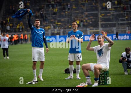 Joueurs de Bochum à la jubilation finale, jubilation, applaudissements, joie, cheers, De gauche à droite Danny BLUM (BO)#, Vassilis LAMPROPOULOS (BO) et Sebastian POLTER (BO), football 1st Bundesliga, 32nd jour de match, Borussia Dortmund (DO) - VfL Bochum (BO) 3: 4 le 30th avril 2022 à Dortmund / Allemagne. #La réglementation DFL interdit toute utilisation de photographies comme séquences d'images et/ou quasi-vidéo # Banque D'Images