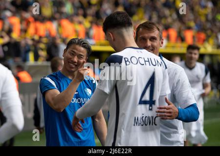 Joueurs de Bochum à la jubilation finale, jubilation, applaudissements, joie, cheers, De gauche à droite Takuma ASANO (BO) et Erhan MASOVIC (BO) Soccer 1st Bundesliga, 32nd jour de match, Borussia Dortmund (DO) - VfL Bochum (BO) 3: 4 le 30 avril 2022 à Dortmund/ Allemagne. #DFL les règlements interdisent toute utilisation de photographies comme séquences d'images et/ou quasi-vidéo # Â Banque D'Images