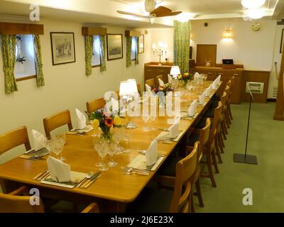 Leith en Écosse : le yacht royal Britannia - la table à manger du Wardroom Banque D'Images