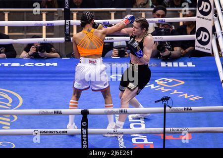 New York, NY - avril 30: 2022: Katie Taylor combat Amanda Serrano pour le championnat du monde léger incontesté à MSG Banque D'Images