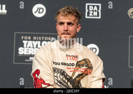 29 avril 2022, New York, New York, États-Unis: Jake Paul parle lors de la cérémonie de pesée menant à Katie Taylor et Amanda Serrano lutte au Hulu Theatre à MSG. Ce sera le premier combat de boxe féminin à titre Madison Square Garden dans l'histoire. (Credit image: © Lev Radin/Pacific Press via ZUMA Press Wire) Banque D'Images