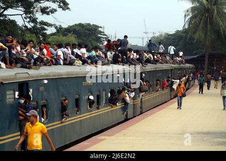 Les bangladais sont vus à l'intérieur d'un train lorsqu'ils retournent chez eux pour célébrer le festival d'Eid al-Fitr à Dhaka, au Bangladesh, le 30 avril 2022 . Photo de Habibur Rahman/ABACAPRESS.COM Banque D'Images