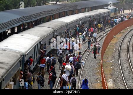Les bangladais sont vus à l'intérieur d'un train lorsqu'ils retournent chez eux pour célébrer le festival d'Eid al-Fitr à Dhaka, au Bangladesh, le 30 avril 2022 . Photo de Habibur Rahman/ABACAPRESS.COM Banque D'Images