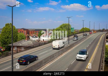 Voitures voyageant le long de St Martin Way, Chester Banque D'Images