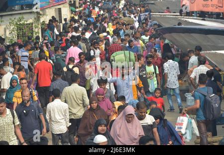 (220501) -- DHAKA, 1 mai 2022 (Xinhua) -- des voyageurs sont vus à Dhaka, Bangladesh, 30 avril 2022. Cette année, les habitants de Dhaka se rendent dans leur ville natale pour se joindre à la fête de l'Eid avec leurs kith et leurs proches dans les villages après que l'exode annuel ait été bloqué pendant deux ans en raison de la pandémie COVID-19. POUR ALLER AVEC "Feature: La capitale du Bangladesh voit la ruée des voyageurs d'Eid" (Xinhua) Banque D'Images