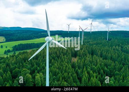 Énergies renouvelables. Centrale éolienne dans le champ vert vif avec forêt de sapins près de Titisee-Neustadt. Forêt noire, Allemagne. Banque D'Images