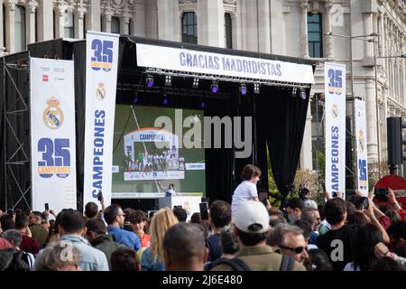 30 avril 2022, Madrid, Madrid, Espagne : 30 avril, 2022 ; Madrid, Espagne : les fans du Real Madrid célèbrent leur titre de ligue nationale 35th (la Liga). Les fans se sont rassemblés sur la place Cibeles pour célébrer la victoire 2022 du titre de Liga. (Credit image: © Alvaro Laguna/Pacific Press via ZUMA Press Wire) Banque D'Images