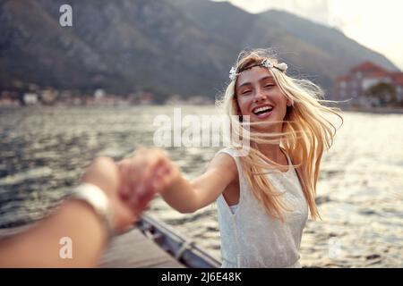 Une jeune fille passe un bon moment avec son petit ami lors d'une belle journée en bord de mer. Amour, relation, vacances, mer Banque D'Images