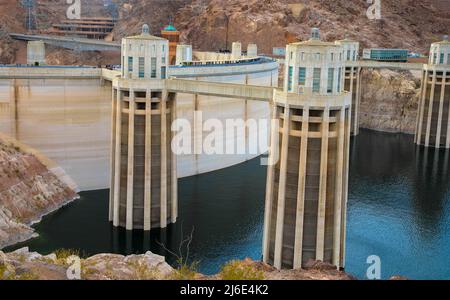 Penstocks, ou tours d'eau, dans le lac Mead au barrage Hoover sur le fleuve Colorado près du Nevada. Arizona États-Unis Banque D'Images