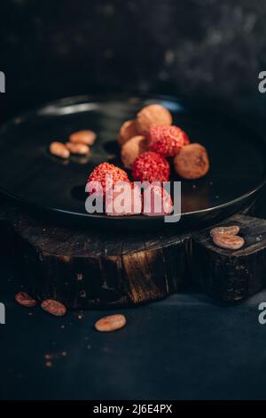 bonbons à la truffe de chocolat faits main sur fond noir Banque D'Images