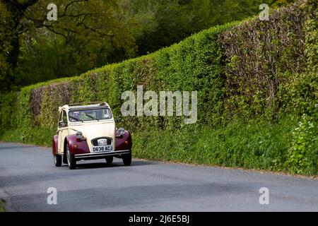 Citreon 2CV. Participation à la course de charité « Wye Run » de Wales et de la vallée de la Wye, le club Rotary de printemps de voitures classiques. Banque D'Images