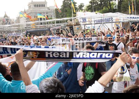 30 avril 2022, Madrid, Madrid, Espagne : 30 avril, 2022 ; Madrid, Espagne : les fans du Real Madrid célèbrent leur titre de ligue nationale 35th (la Liga). Les fans se sont rassemblés sur la place Cibeles pour célébrer la victoire 2022 du titre de Liga. (Credit image: © Alvaro Laguna/Pacific Press via ZUMA Press Wire) Banque D'Images