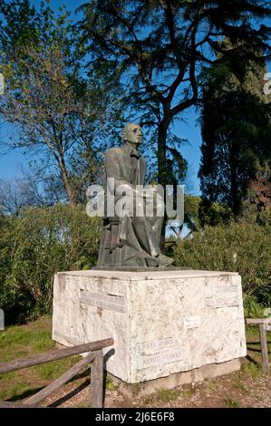 Statue en bronze du poète arabe Ahmed Shawky (1868-1932) par le sculpteur saoudien Gamai el Sagini, Parc de la Villa Borghèse, Rome, Latium, Italie Banque D'Images