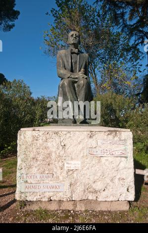 Statue en bronze du poète arabe Ahmed Shawky (1868-1932) par le sculpteur saoudien Gamai el Sagini, Parc de la Villa Borghèse, Rome, Latium, Italie Banque D'Images