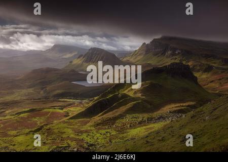 La vue du lever du soleil depuis le Quiraing à Trotternish sur l'île de Skye vaut bien le départ tôt nécessaire pour se mettre en place après un mile de marche Banque D'Images