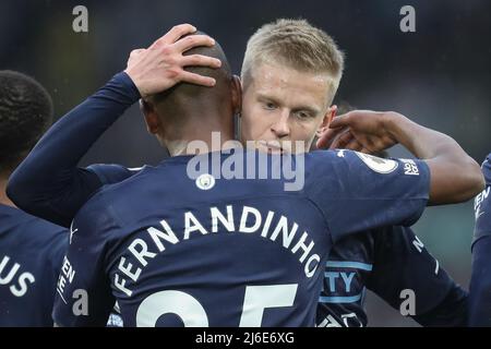 Oleksandr Zinchenko #11 de Manchester City fête avec Fernandinho pendant la seconde moitié à Leeds, Royaume-Uni le 4/30/2022. (Photo de James Heaton/News Images/Sipa USA) Banque D'Images