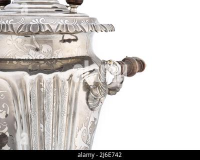 Laiton argenté ancien métal ancien russe traditionnel Teapot samovar isolé sur blanc. Ustensiles folkloriques pour boire du thé, chauffe-eau. Banque D'Images