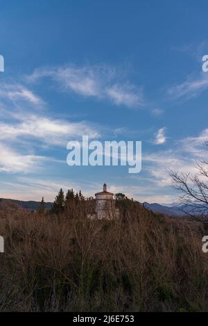 Le Sanctuaire de SS Cosma e Damiano est situé à Isernia. Il existe depuis 1130. À l'intérieur, les bustes en argent du XVIIe siècle sont vénérés Banque D'Images