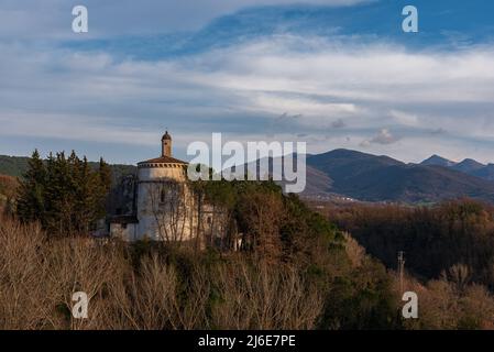 Le Sanctuaire de SS Cosma e Damiano est situé à Isernia. Il existe depuis 1130. À l'intérieur, les bustes en argent du XVIIe siècle sont vénérés Banque D'Images