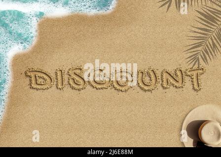 Texte de remise sur une plage de sable, vue de dessus été et concept de plage, idée de bannière de vente d'été, vente de voyage et de vacances, vague de mer ombre de palmier et chapeau de paille Banque D'Images