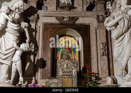 Le Sanctuaire de SS Cosma e Damiano est situé à Isernia. Il existe depuis 1130. À l'intérieur, les bustes en argent du XVIIe siècle sont vénérés Banque D'Images