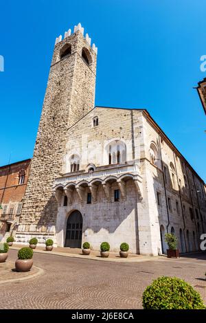 Brescia. Palais médiéval de Broletto (Palazzo Broletto), XIIe-XXI siècle, ancienne tour (Torre del Popolo o del pegol) et la Loggia de cries, Italie. Banque D'Images