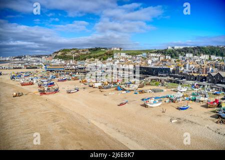 Vue aérienne de la plage de Hastings Stade vers la plus grande flotte de pêche terrestre d'Europe avec des bateaux et équipements locaux en vue. Banque D'Images