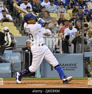 Los Angeles, Californie, États-Unis. . 01st mai 2022. Le Mookie Betts des Dodgers de Los Angeles part avec une course à domicile lors du premier repas au départ du lanceur des Detroit Tigers, beau Brieske, au Dodger Stadium de Los Angeles, le samedi 30 avril 2022. Photo de Jim Ruymen/UPI crédit: UPI/Alay Live News Banque D'Images