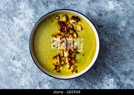 soupe de brocoli crémeuse vegan maison avec garniture de chou-fleur rôtie, recettes alimentaires saines à base de plantes Banque D'Images