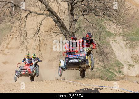 MOHELNICE, RÉPUBLIQUE TCHÈQUE - 16 AVRIL 2022. Deux équipages de moto Sideccross sautent ensemble dans le championnat de la République tchèque de Sidesarcross Banque D'Images