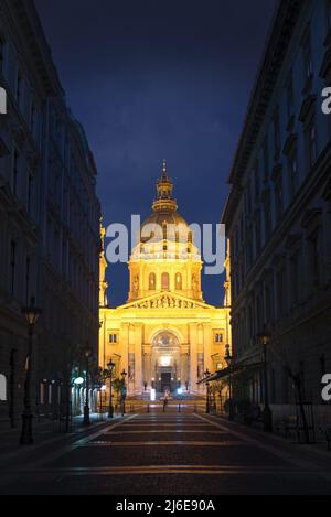 Basilique Saint-Étienne de Budapest la nuit Banque D'Images