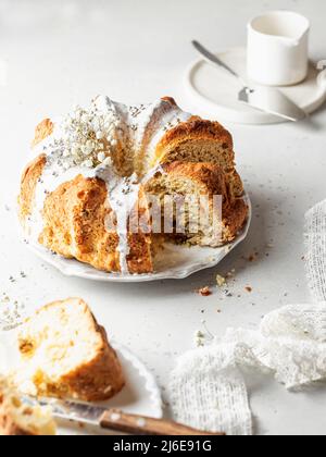 Magnifique petit gâteau moelleux en tranches décoré de saupoudrés et de fleurs. Pâques orthodoxe pain doux avec des fleurs encore la vie en haute clé. VERTIC Banque D'Images