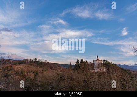 Le Sanctuaire de SS Cosma e Damiano est situé à Isernia. Il existe depuis 1130. À l'intérieur, les bustes en argent du XVIIe siècle sont vénérés Banque D'Images