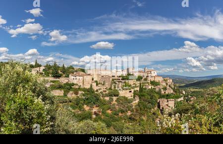 Vue panoramique sur la roche de la forêt de Gordes et le vieux village du massif du Luberon dans les Préalps français. Vaucluse, Provence, Alpes, Côte d'Azur, France Banque D'Images