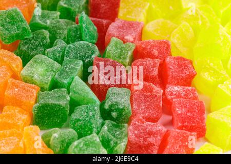 fruits confits multicolores dans un cadre circulaire. dessert sucré. Photo de haute qualité Banque D'Images