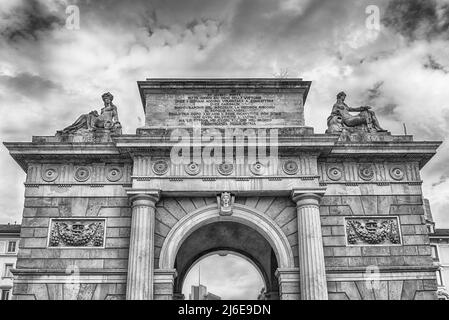 L'établissement emblématique Porta Garibaldi, précédemment connu sous le nom de Porta Comasina, qui est une porte de ville avec passage néoclassique situé à Milan, Italie Banque D'Images